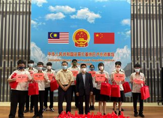 驻哥打基纳巴卢中国总领事馆派发新春礼包