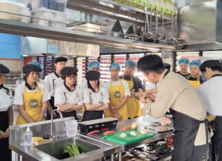 高一餐饮班西餐实作第一课,从最基础也是最重要的开始—高汤与切工训练