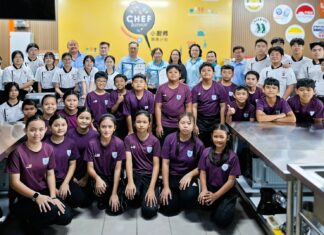 围裙上身,锅铲在手,小厨师们齐心协力完成一道道料理。